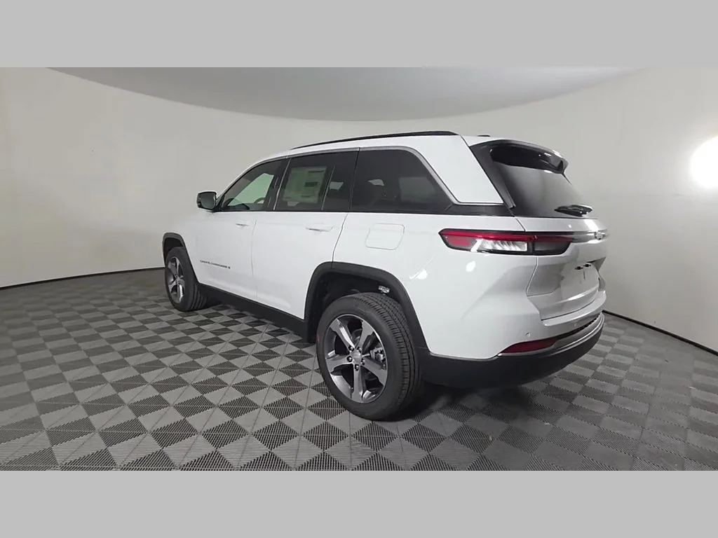 New 2026 Bright White Clear-Coat Exterior Paint Jeep Limited image 34