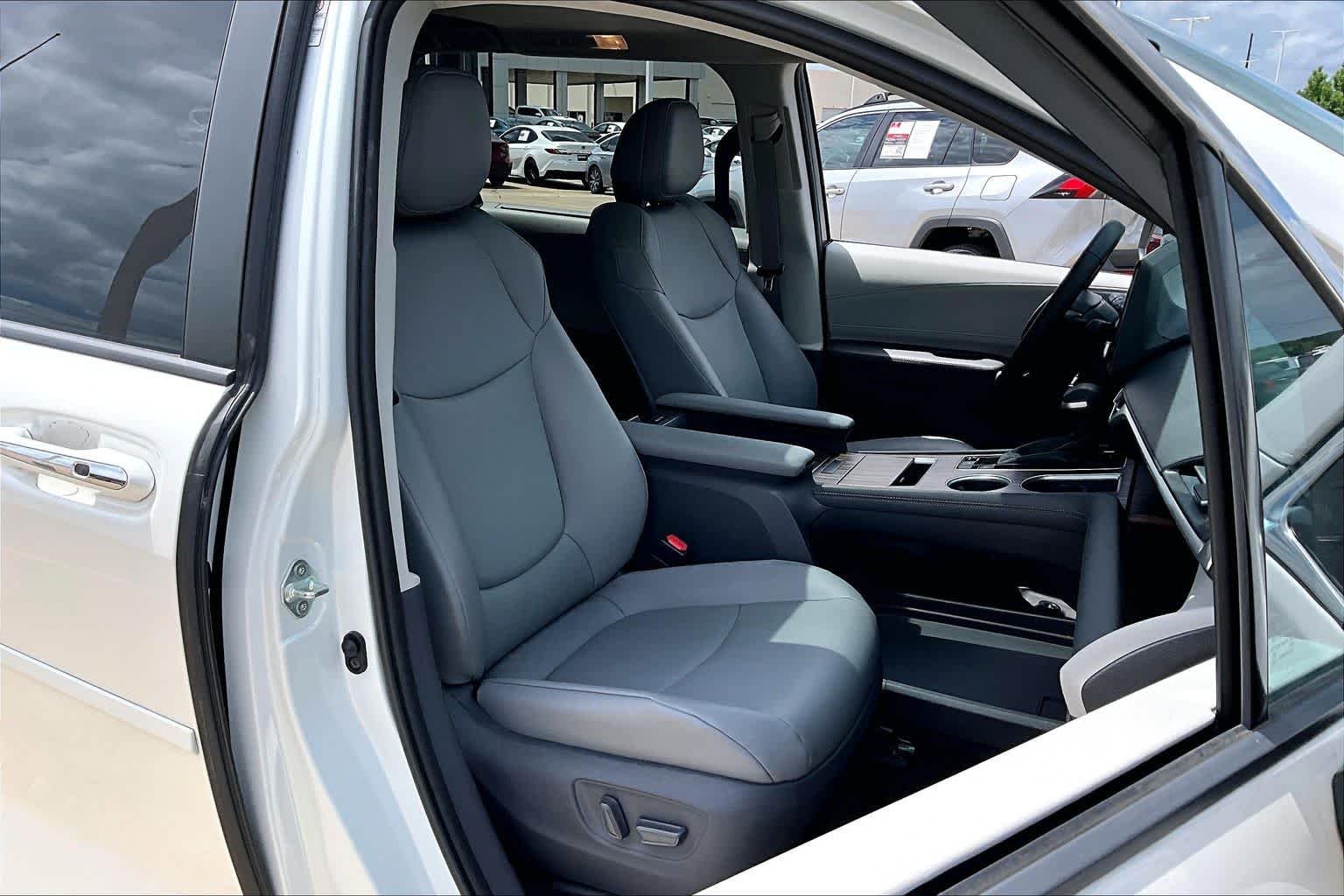 Used 2021 Blizzard Pearl Toyota XLE image 9