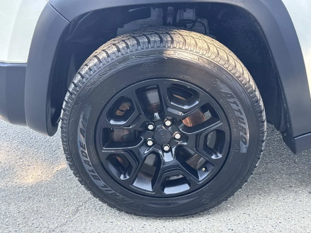 Used 2019 Pearl White Pearlcoat Jeep Trailhawk image 7