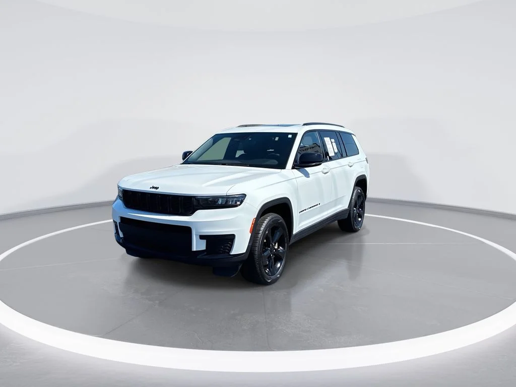 Used 2023 White/off-white Jeep Altitude image 4