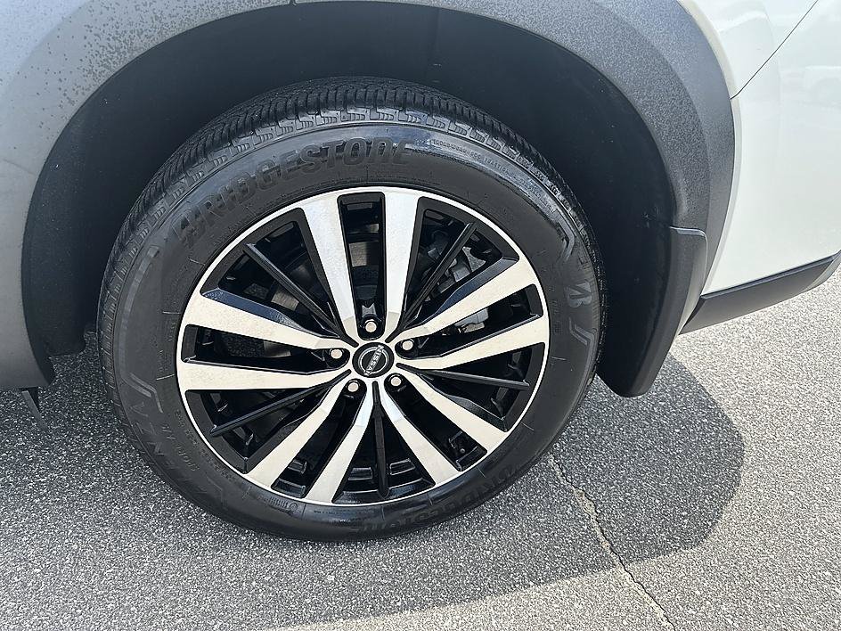Certified Used 2024 Pearl White Tricoat Nissan Platinum image 10