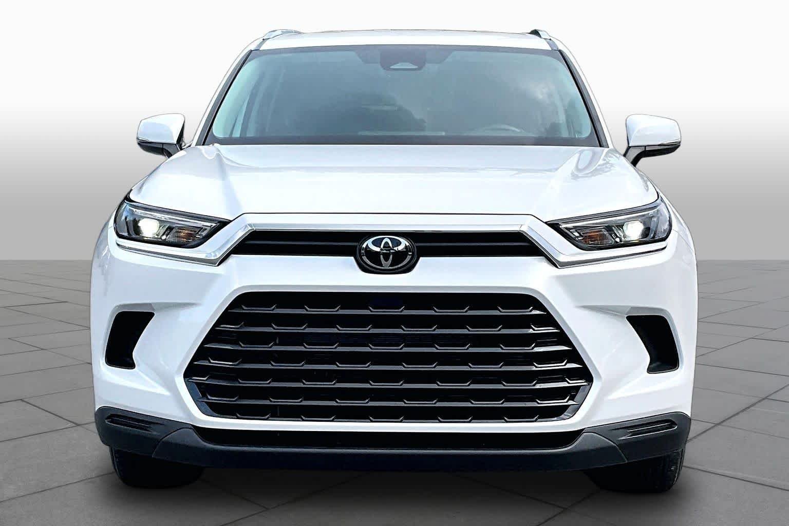Used 2024 Wind Chill Pearl Toyota XLE image 4