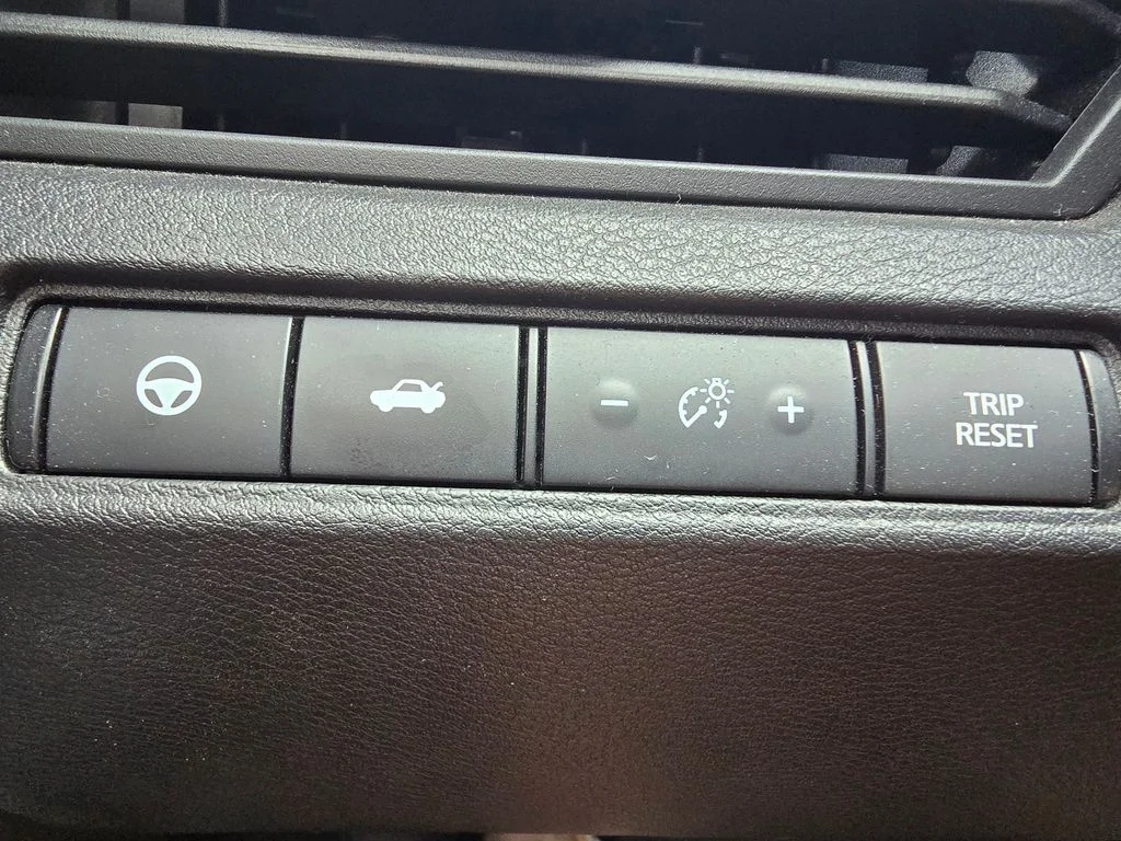 Used 2019 Red Nissan 2.5 SL image 24