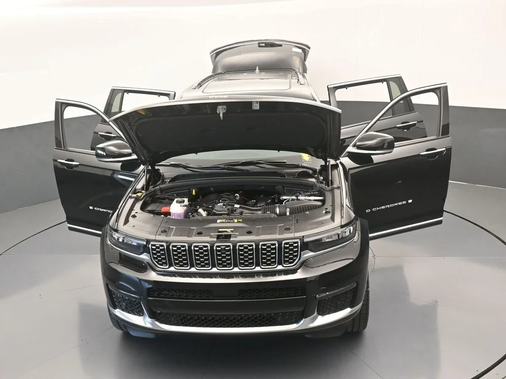 New 2025 Diamond Black Crystal Pearl-Coat Exterior Paint Jeep Summit image 71