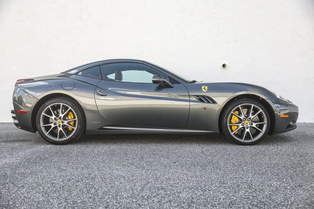 Used 2010 Silver Ferrari Base image 23