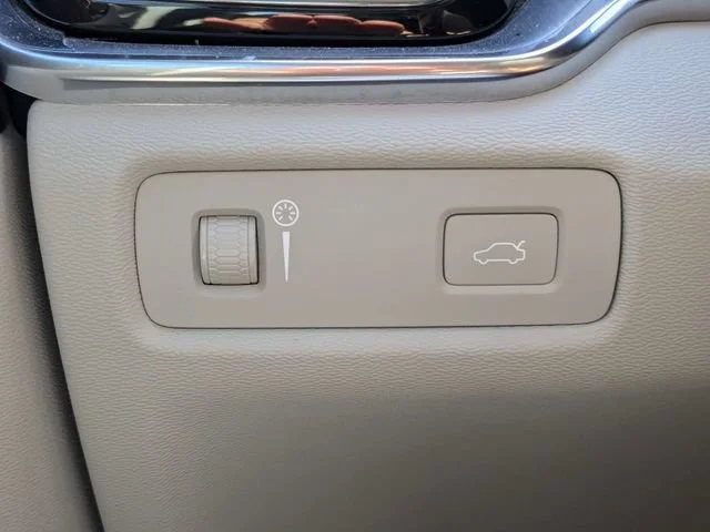 Used 2019  Volvo Momentum image 23