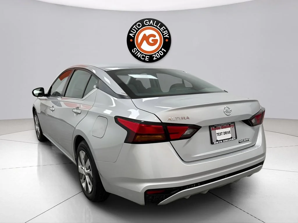 Used 2022 Silver Nissan 2.5 S image 5