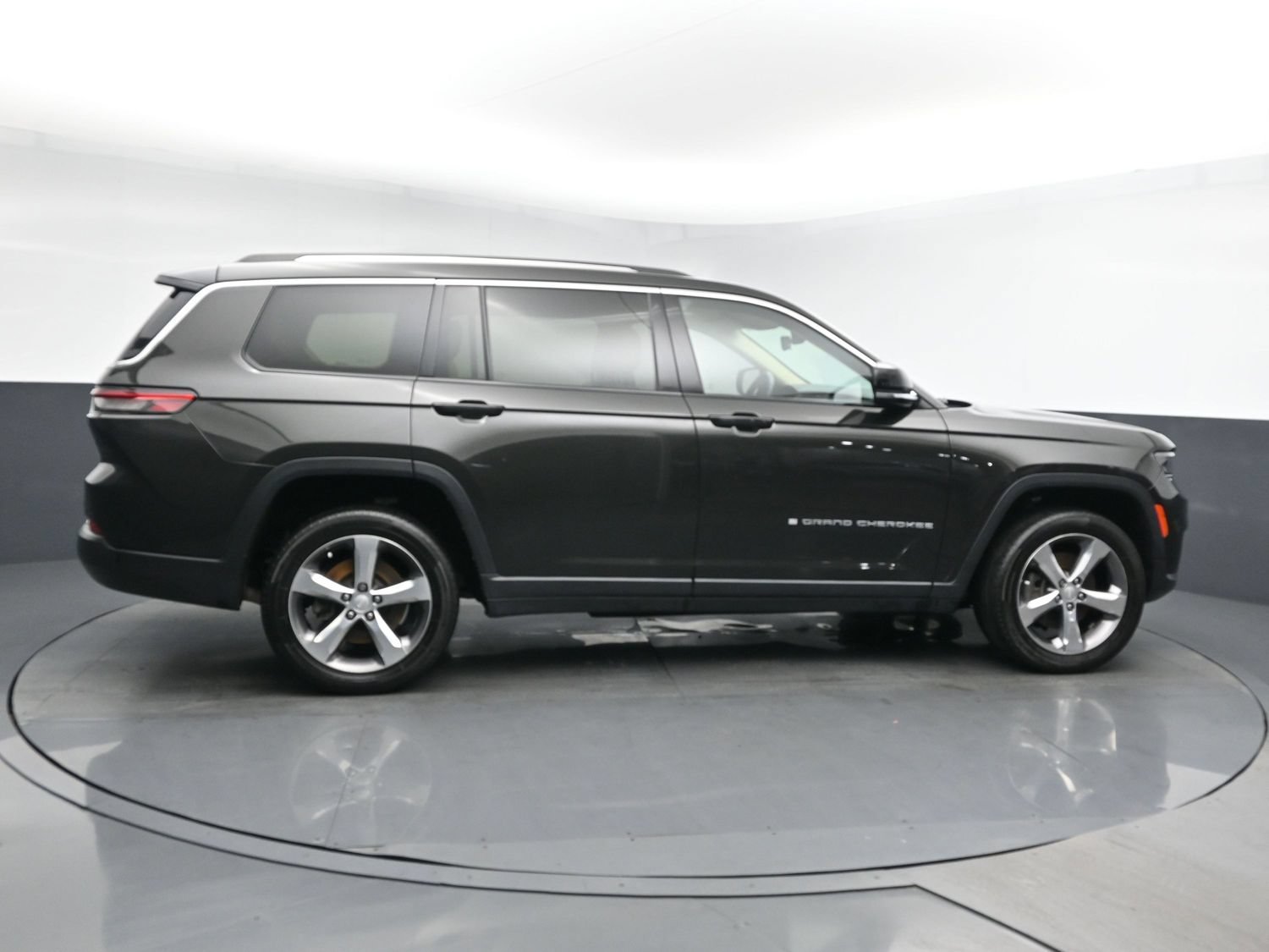 Used 2022 Rocky Mountain Pearlcoat Jeep Limited image 3