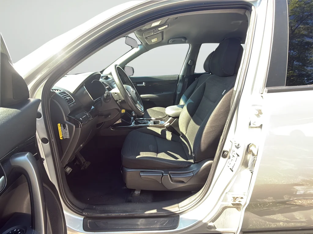 Used 2014 Silver Kia LX image 27