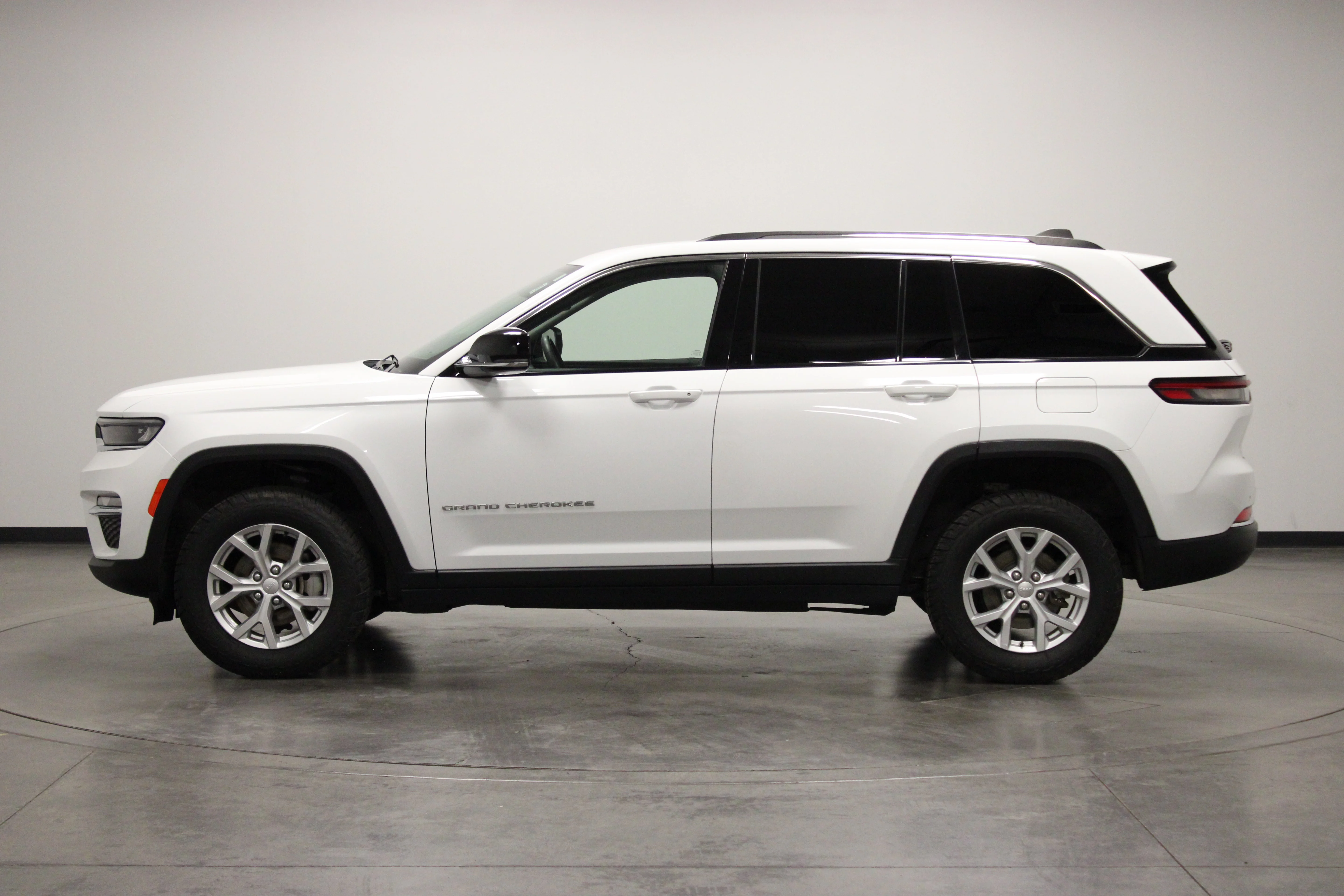 Used 2023 Bright White Clearcoat Jeep Limited image 5