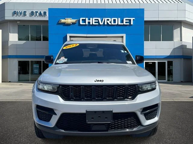 Used 2022 Silver Jeep Altitude image 2
