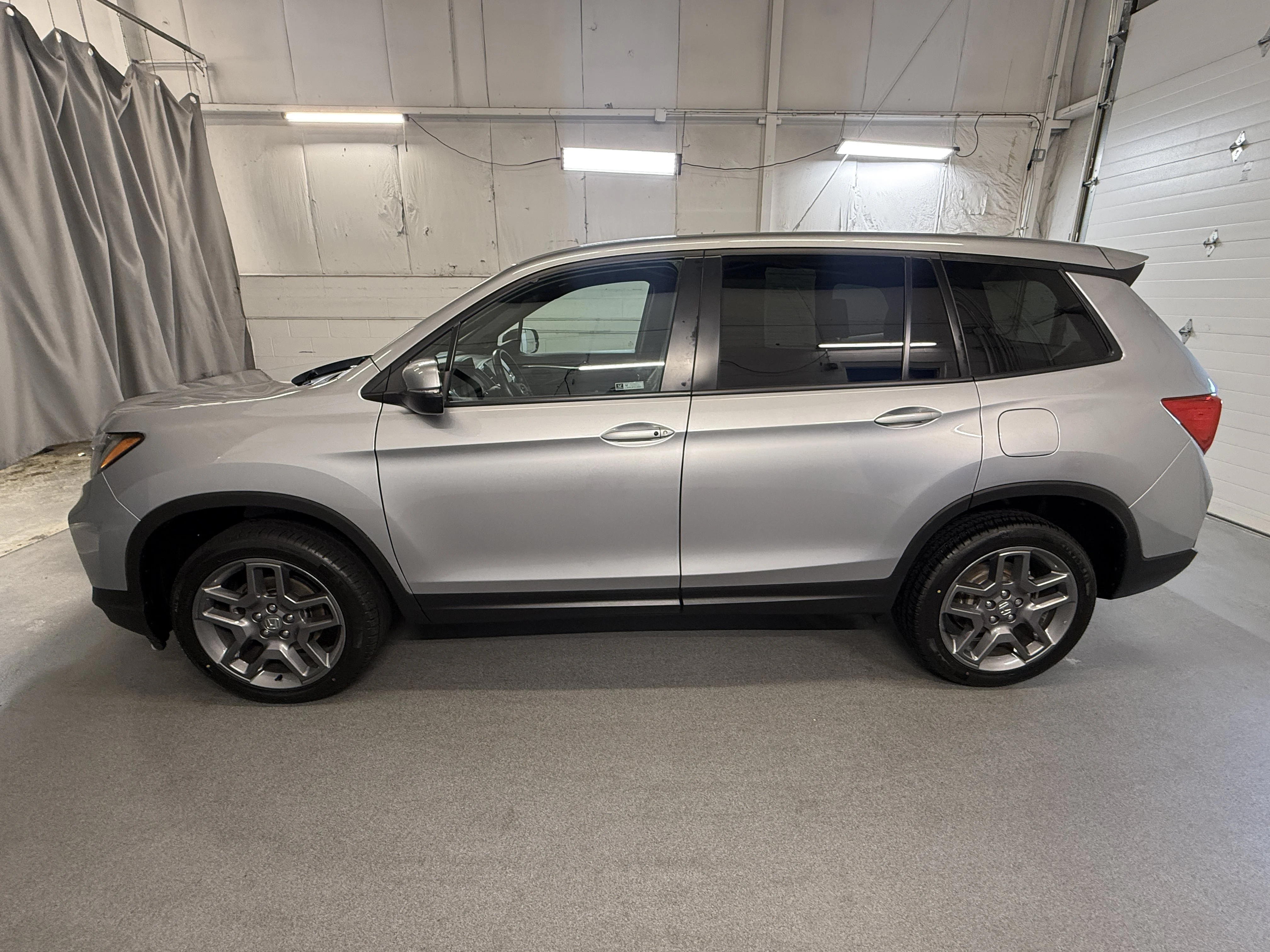 Certified Used 2023 Lunar Silver Metallic Honda EX-L image 5