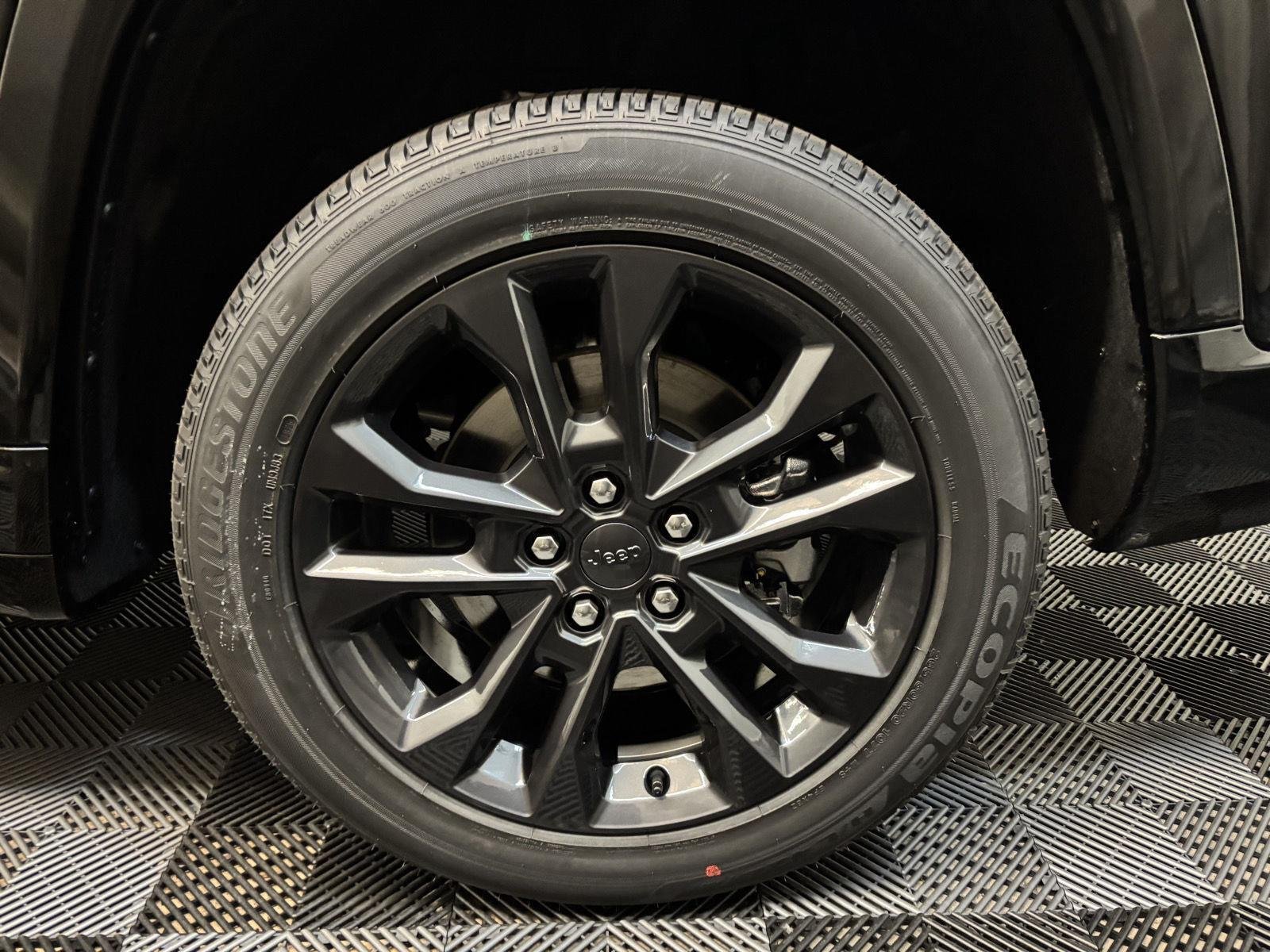 New 2026 Diamond Black Crystal Pearl-Coat Exterior Paint Jeep Limited Reserve image 59