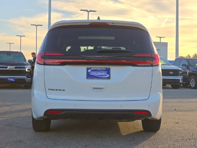 Certified Used 2025 Bright White Clearcoat Chrysler Select image 25