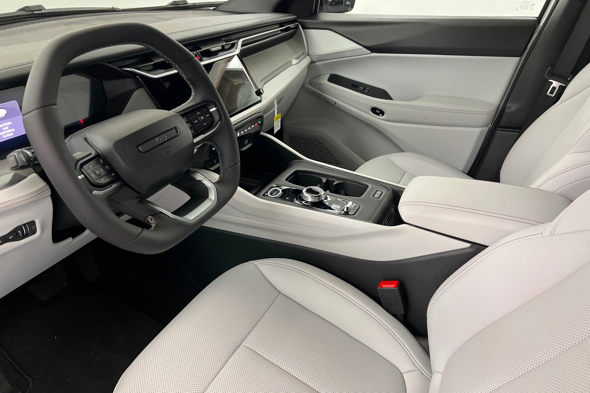 New 2026 Bright White Clear-Coat Exterior Paint Jeep Limited image 16