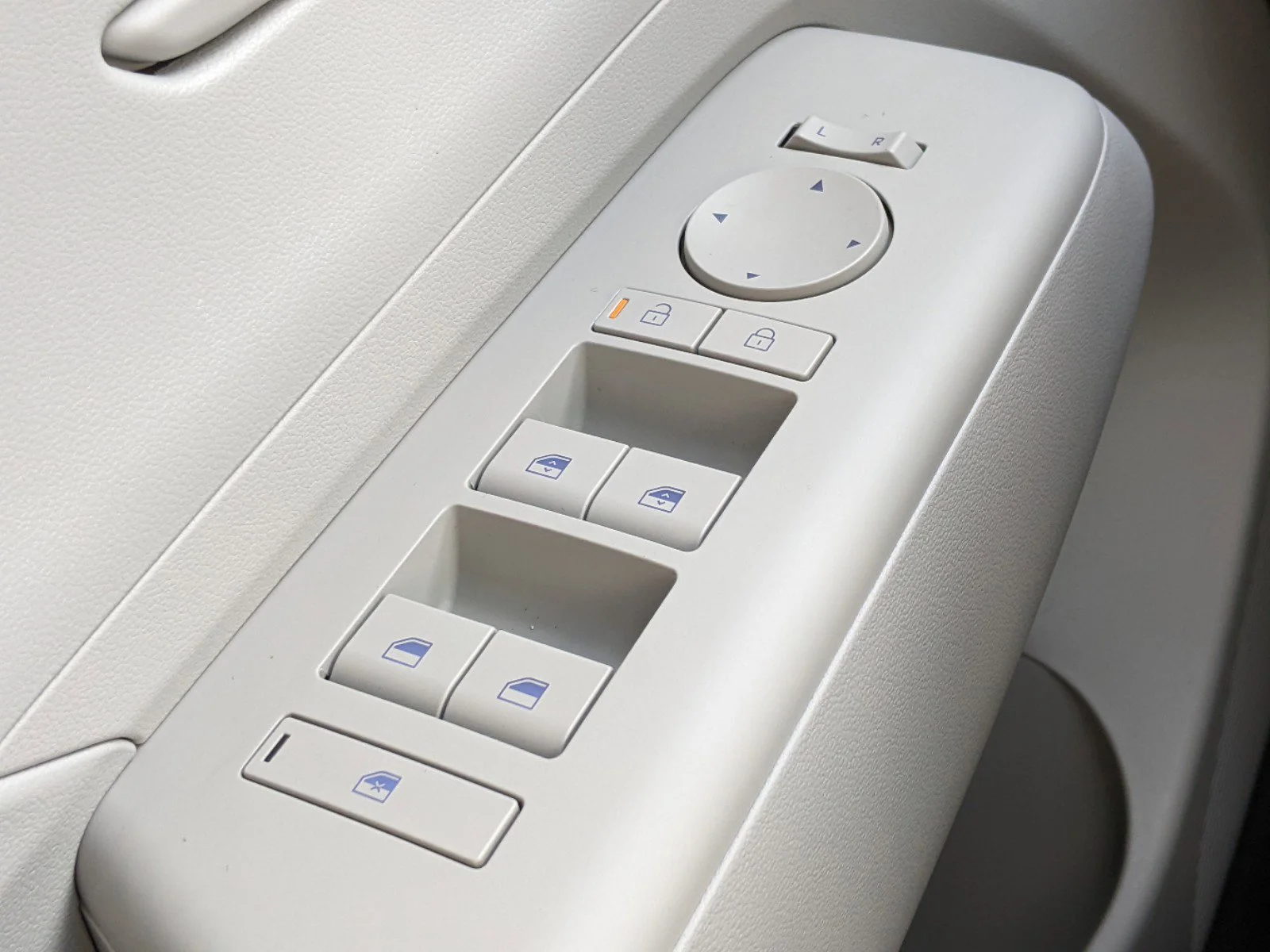 2025 Hyundai Kona SEL Convenience - Photo 47