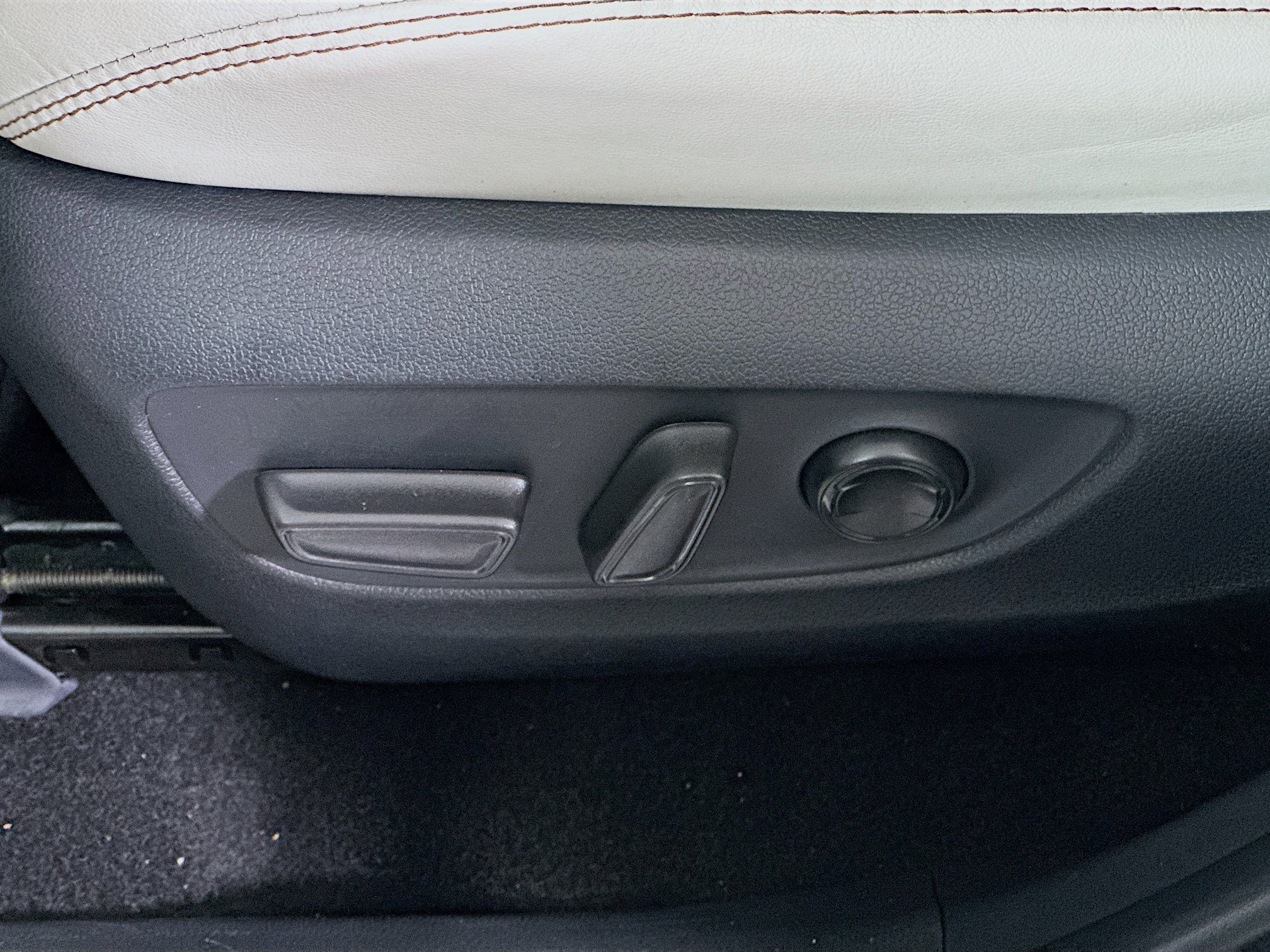 Used 2024 Pearl Toyota XLE Premium image 13