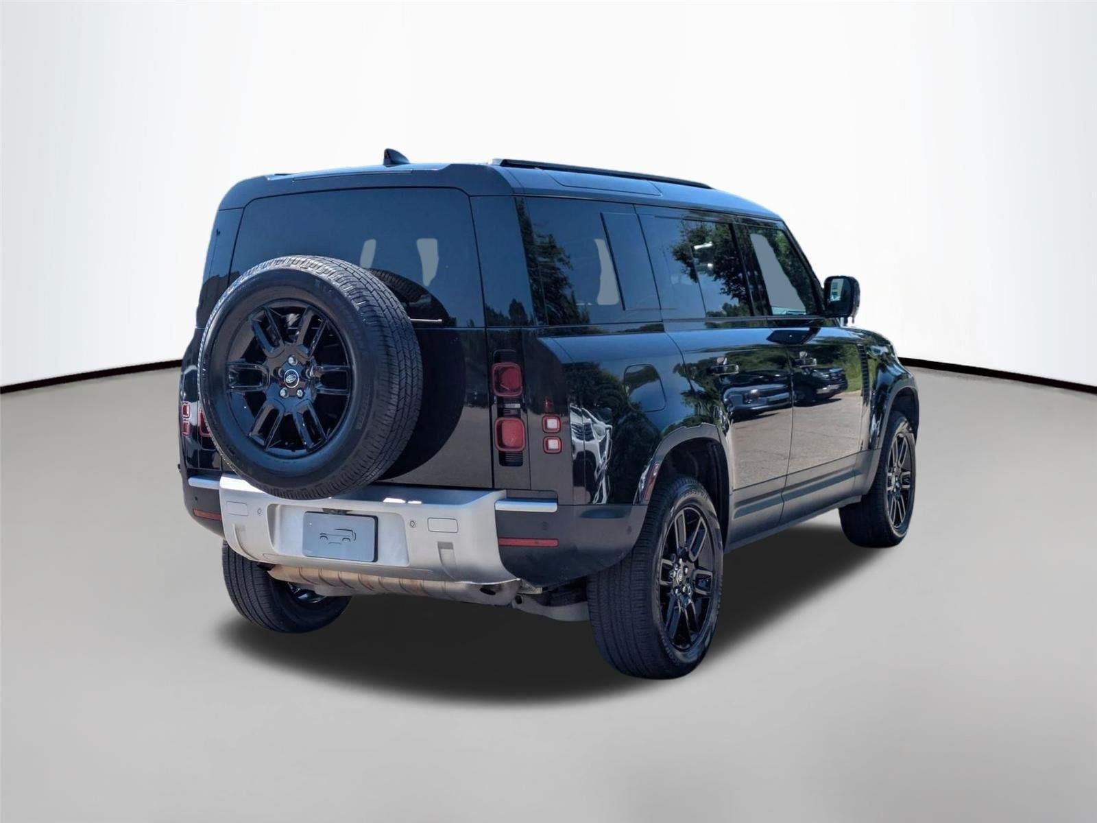 Used 2025 Santorini Black Metallic Land Rover S image 5