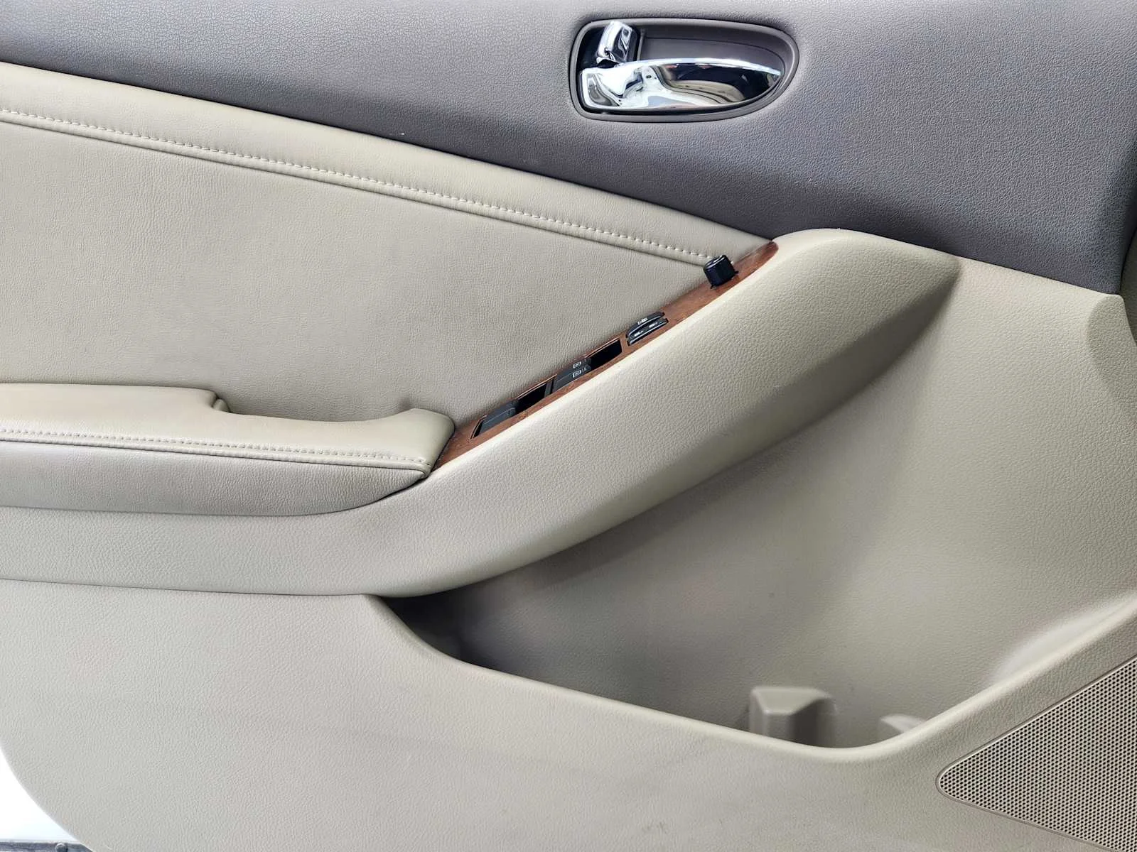 Used 2009 Winter Frost Pearl Nissan 2.5 SL image 18