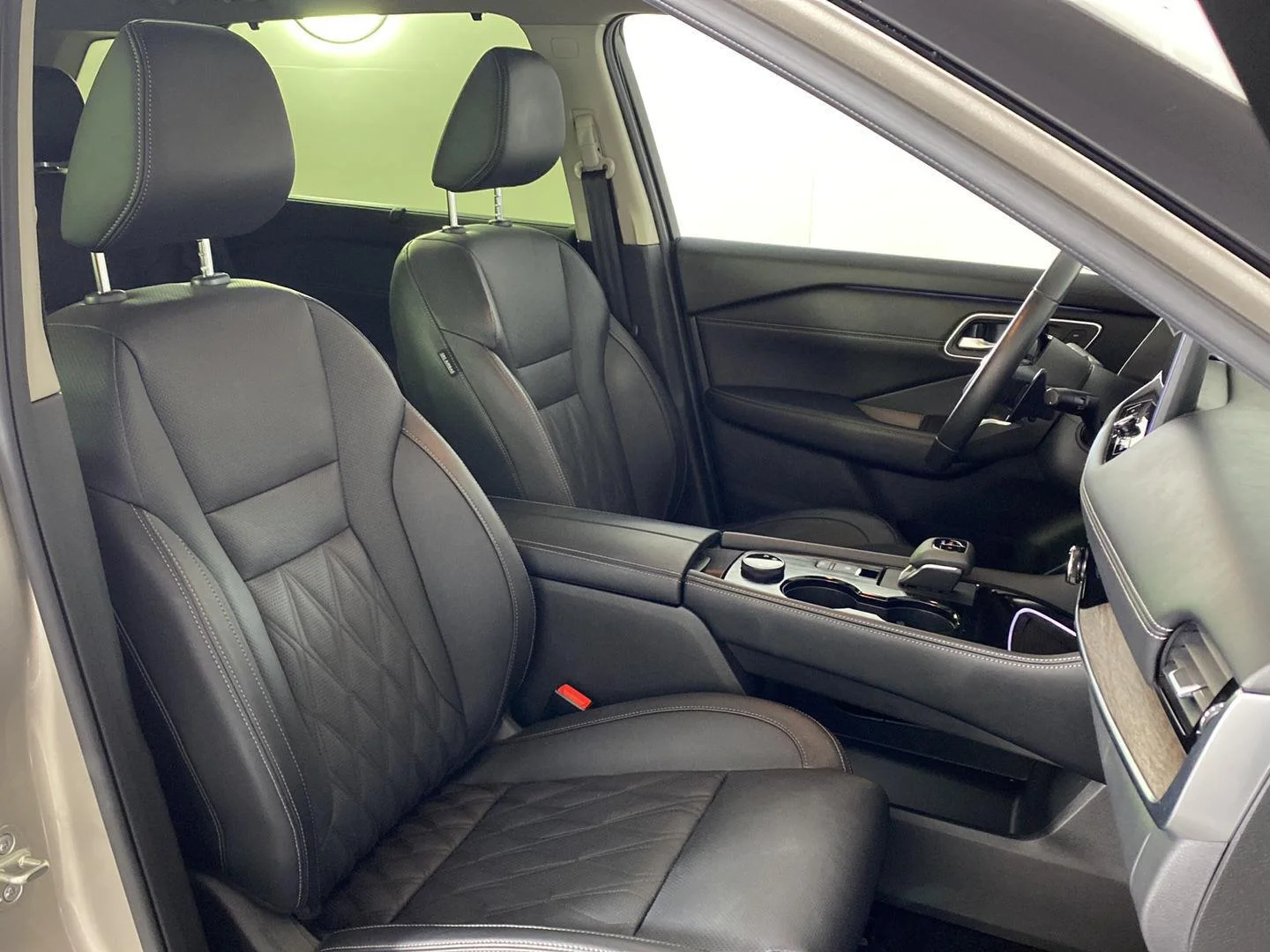 Used 2024 Champagne Silver Metallic/Super Black Nissan Platinum image 24