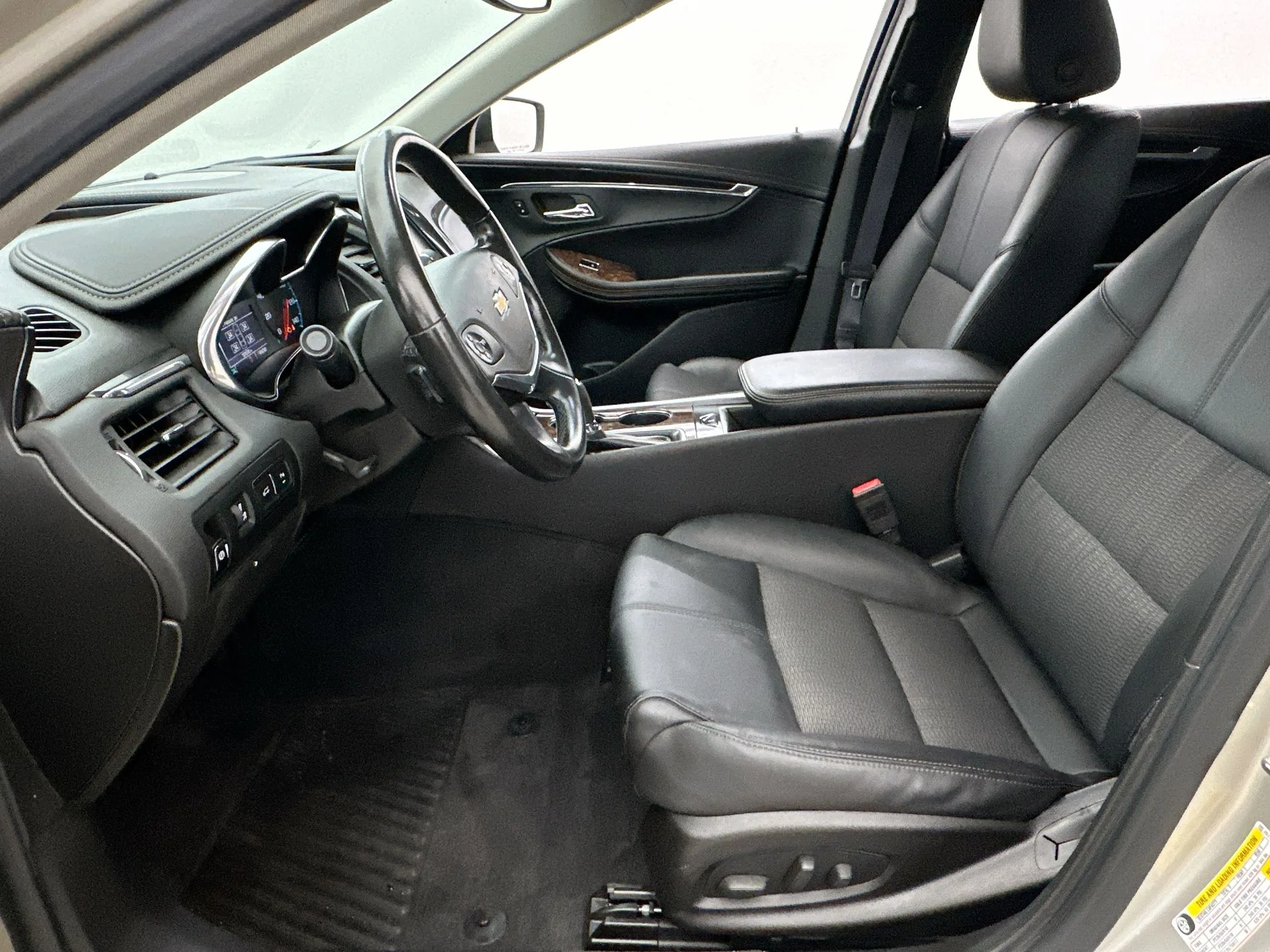 Used 2015 Gold Chevrolet LT image 9