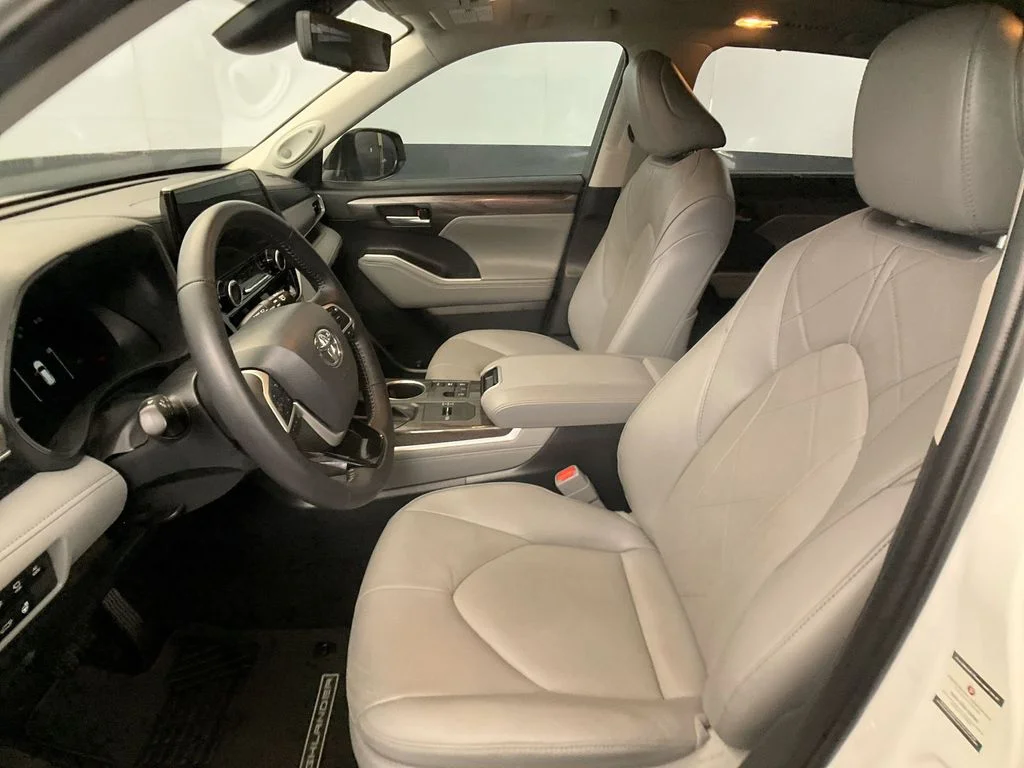 Used 2024 Pearl Toyota Platinum image 32