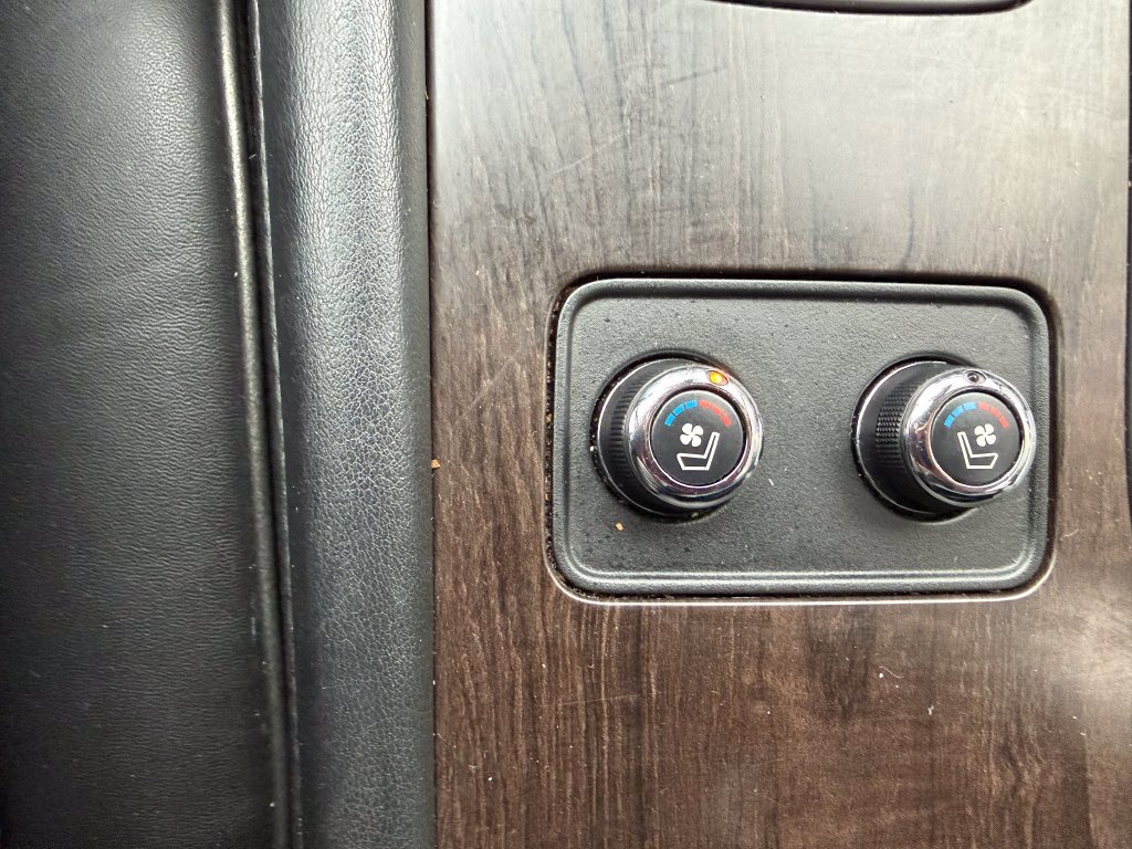 Used 2019 White Nissan Platinum image 12