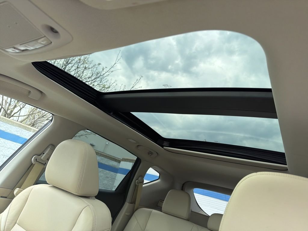 Used 2019 White Nissan SL image 11