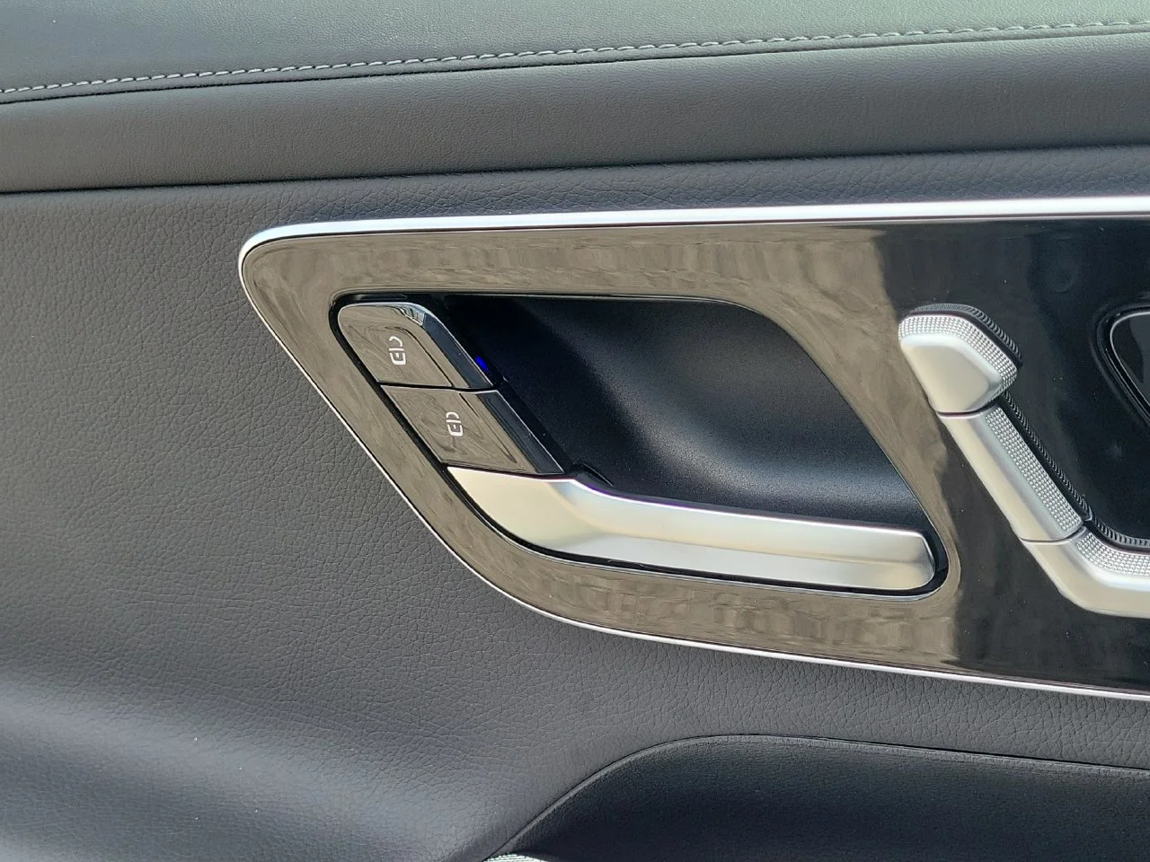 New 2027 Graphite Grey Metallic Mercedes-Benz GLC 300 image 26