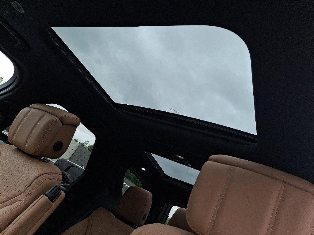 New 2026 Fuji White Land Rover Dynamic SE image 10