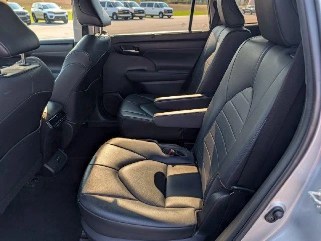 Used 2020 White Toyota XLE image 25