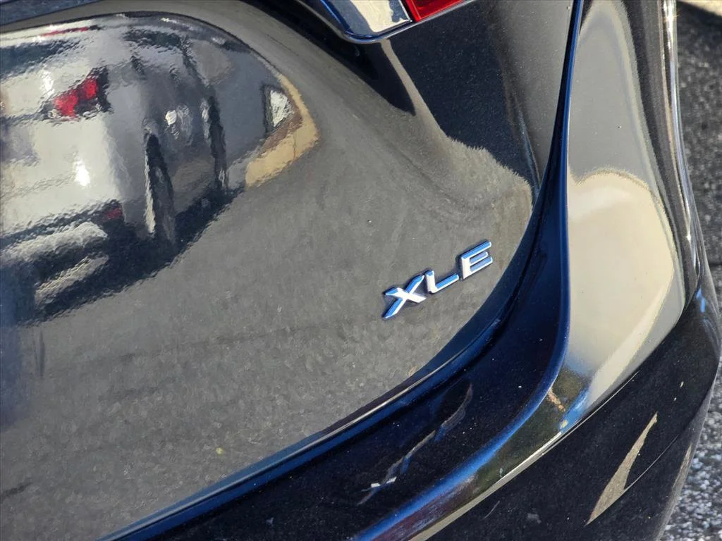 Used 2018 Gray Toyota XLE image 13