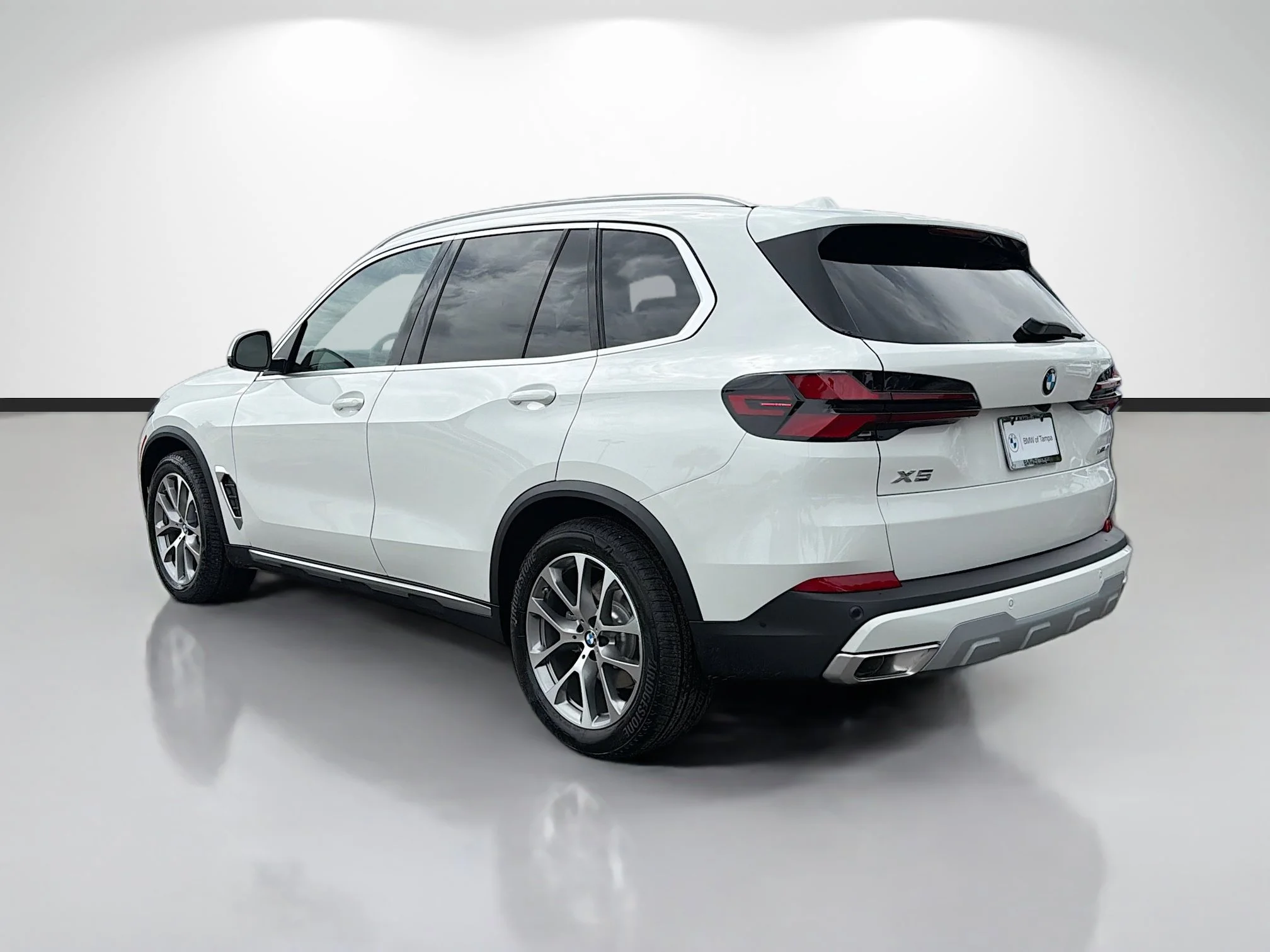 New 2026 Alpine White BMW xDrive40i image 5