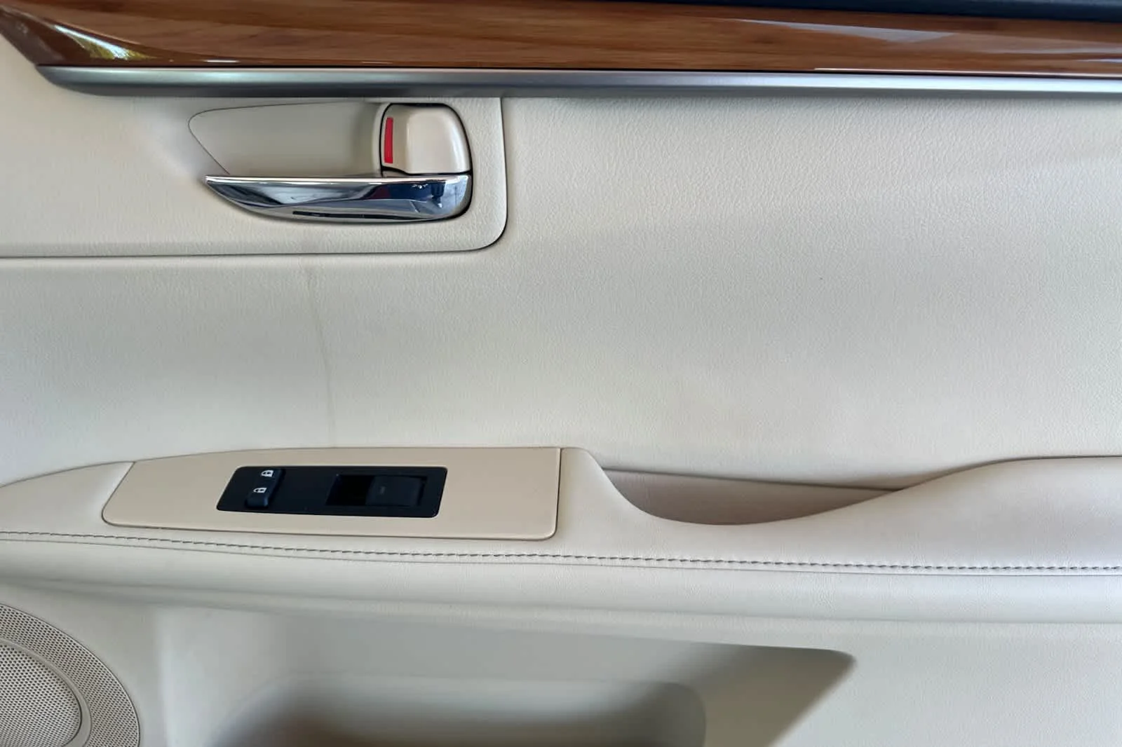 Used 2014 Matador Red Mica Lexus Hybrid image 18
