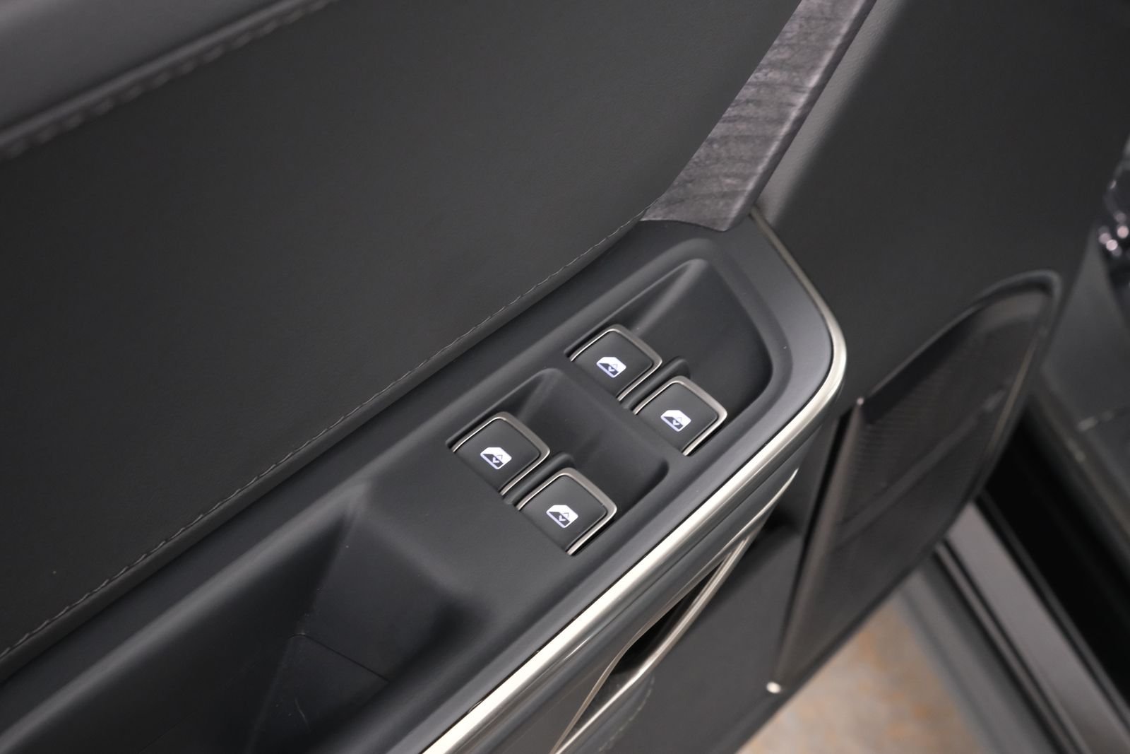 Used 2023 Midnight Rivian Adventure image 27