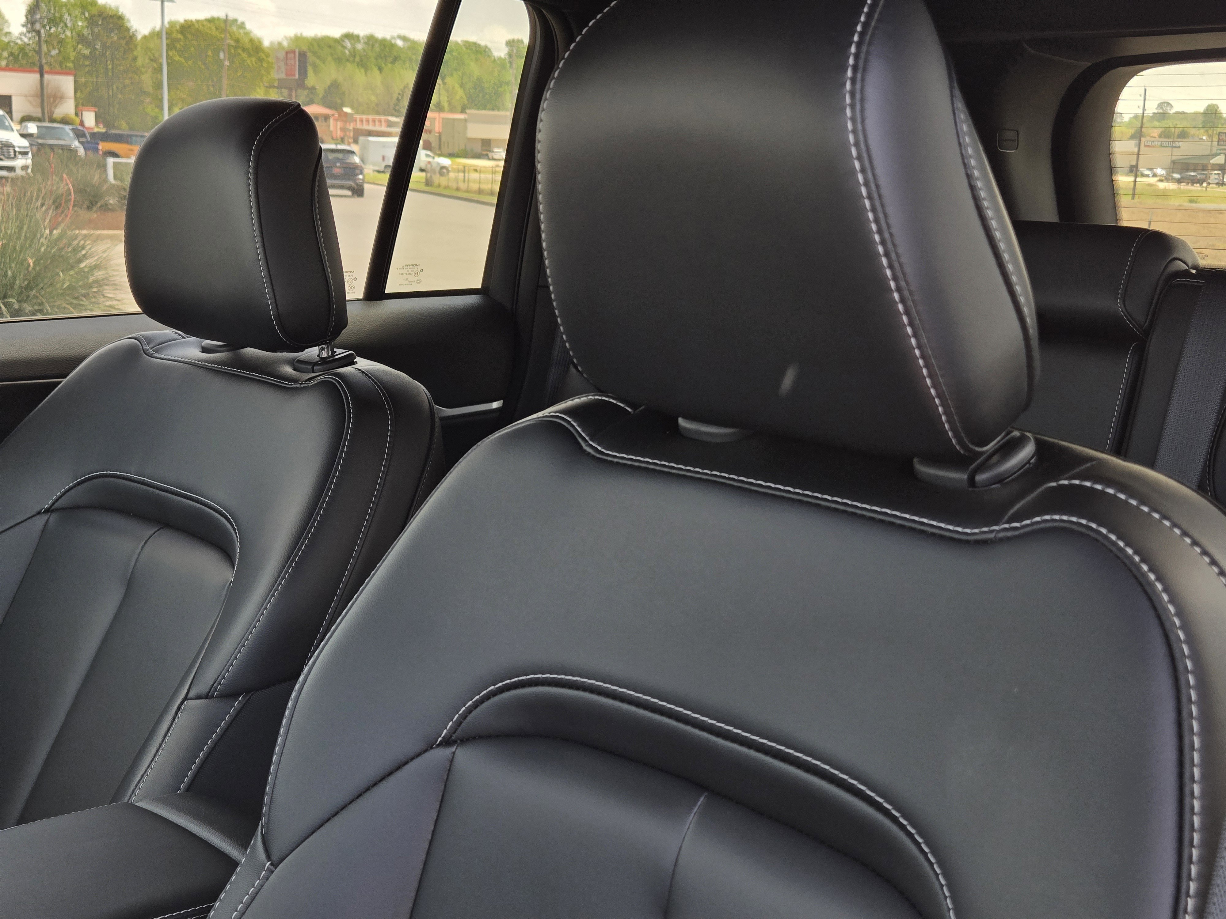New 2026 Diamond Black Crystal Pearlcoat Jeep Limited image 15