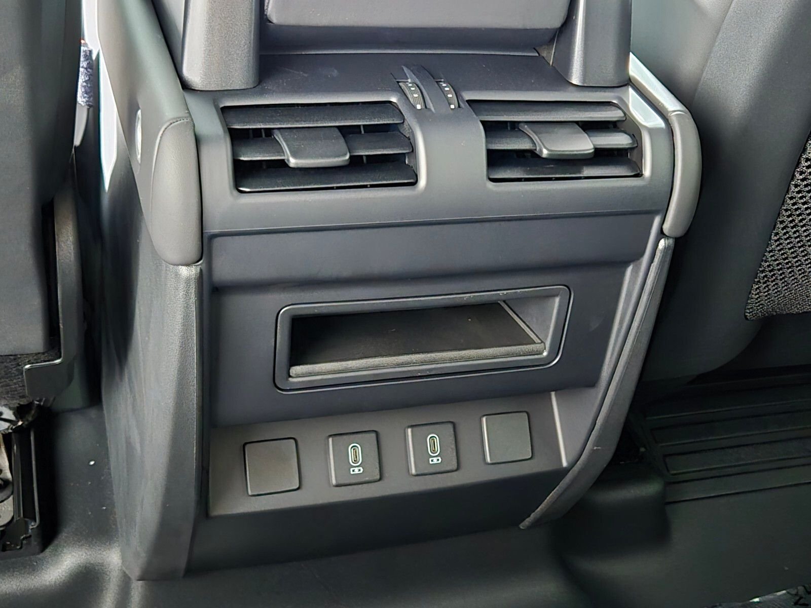 New 2026 Woolstone Green Land Rover X-Dynamic SE image 14