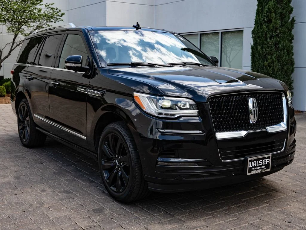 Used 2024 Infinite Black Metallic Clearcoat Lincoln Reserve image 12