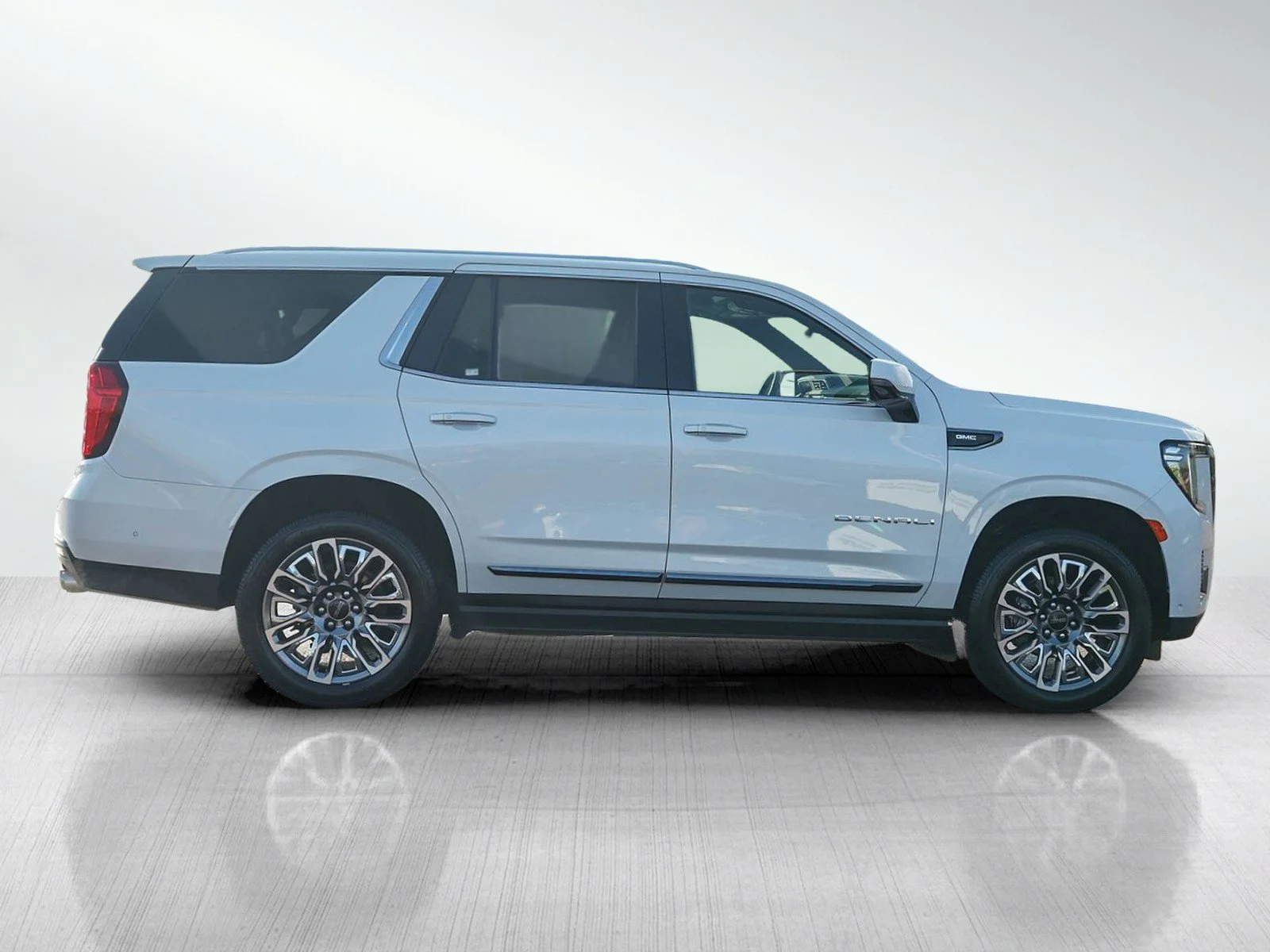 Used 2023 White Frost Tricoat GMC Denali Ultimate image 7