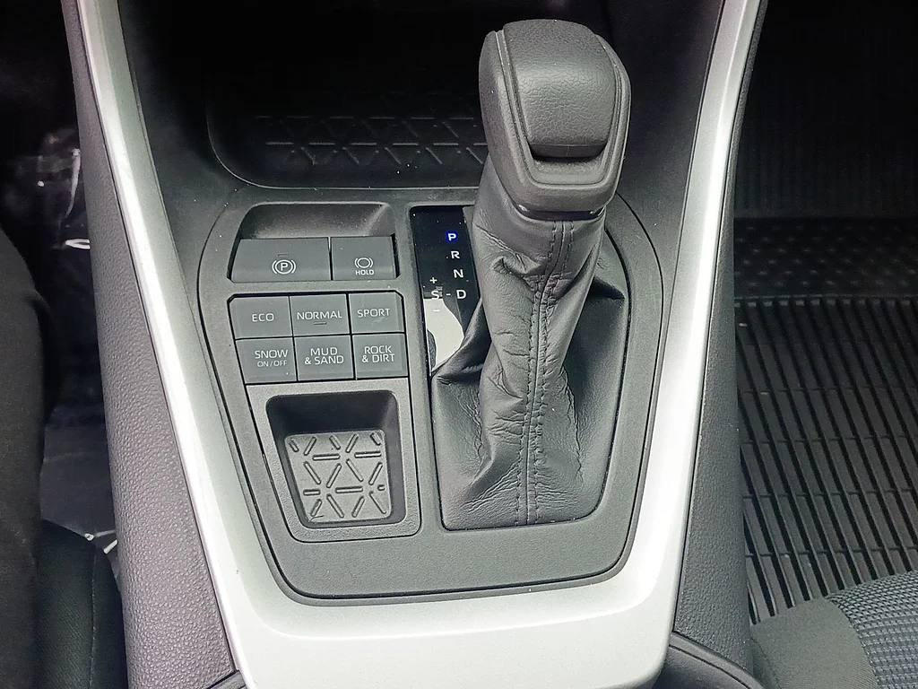 Used 2022 White Toyota LE image 23