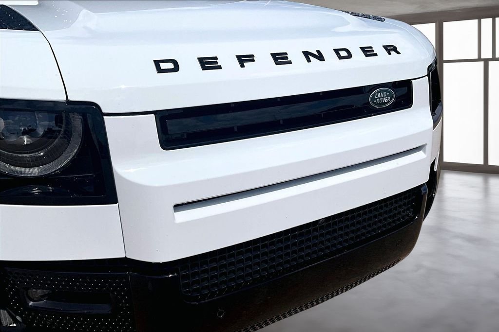 Certified Used 2025 Fuji White Land Rover X-Dynamic SE image 29