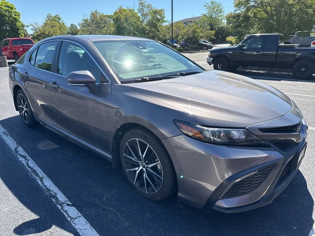 2022 Toyota Camry SE's photo