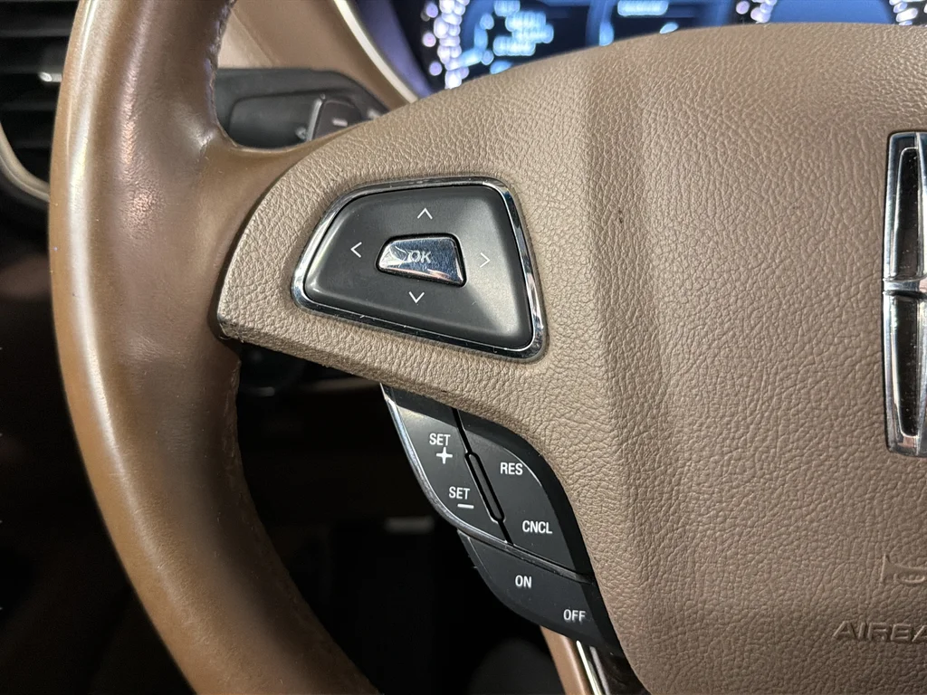 Used 2017 Gray Lincoln Reserve image 9