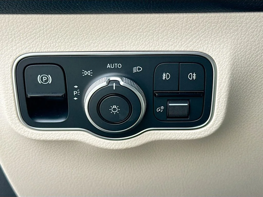 Used 2025  Mercedes-Benz GLB 250 image 11