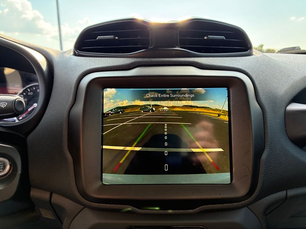 Used 2023 White Jeep Latitude image 14