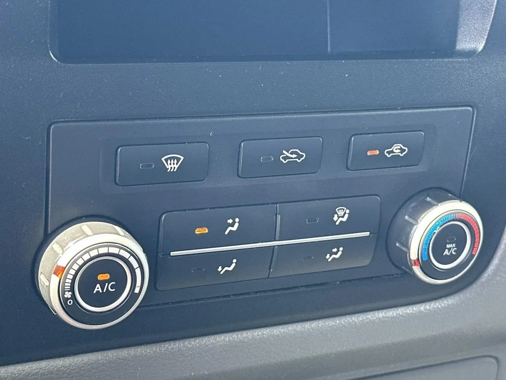 Used 2019 White Nissan S image 19
