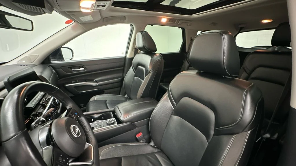 Used 2023 White Nissan SL image 8