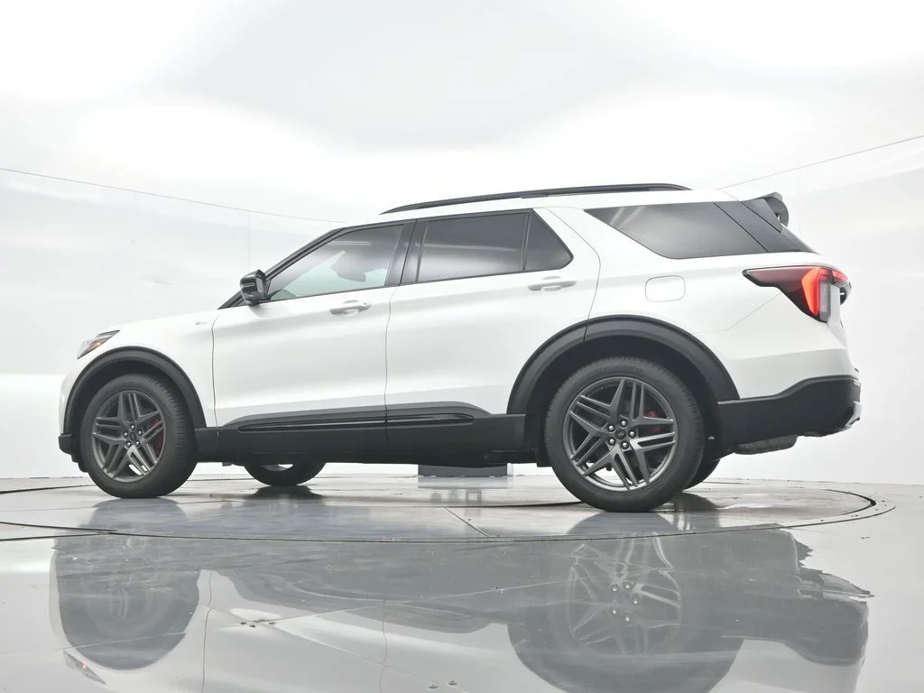 New 2026 Star White Metallic Tri-Coat Ford ST-Line image 43