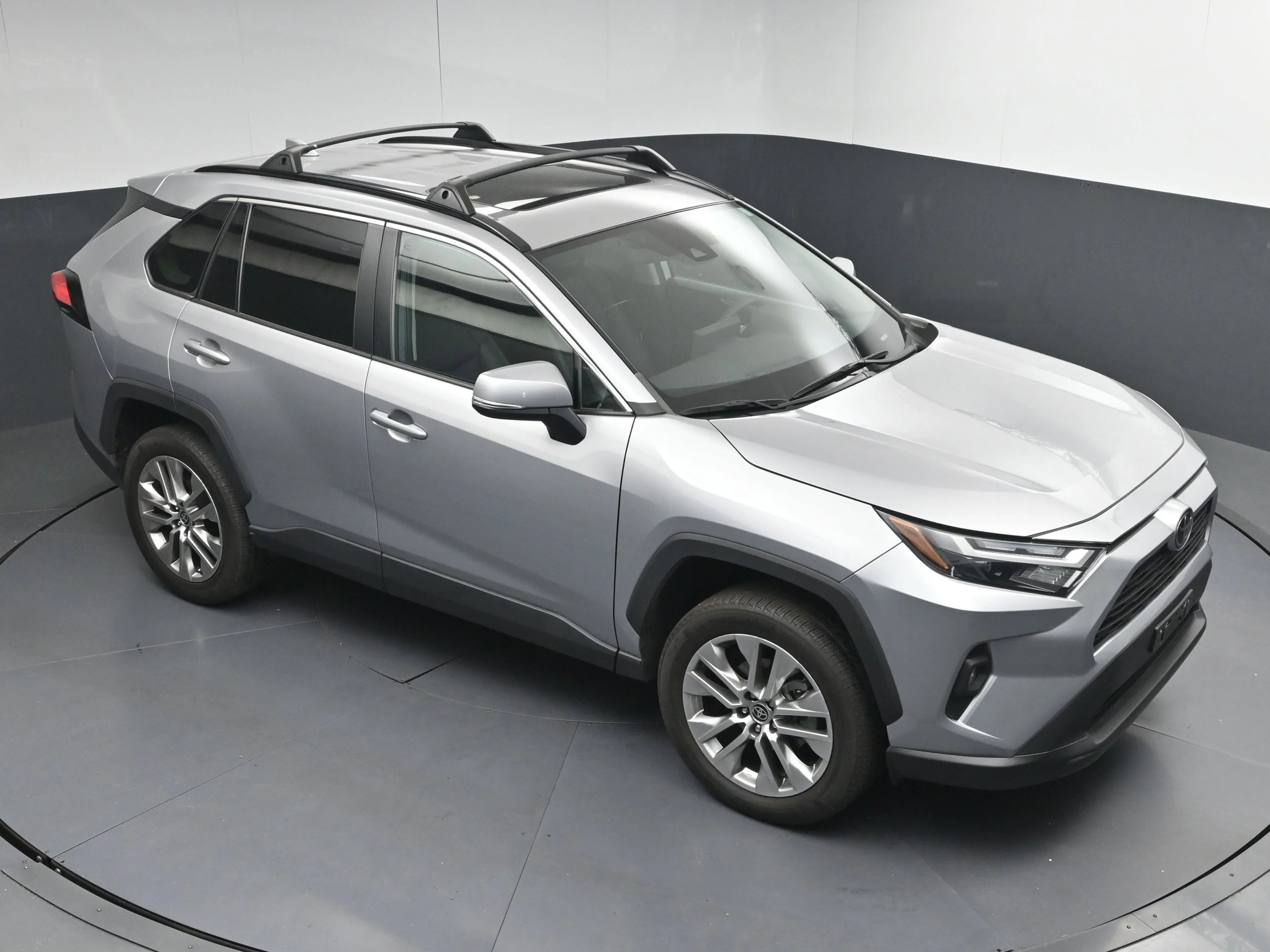Used 2022 Silver Sky Metallic Toyota XLE Premium image 33
