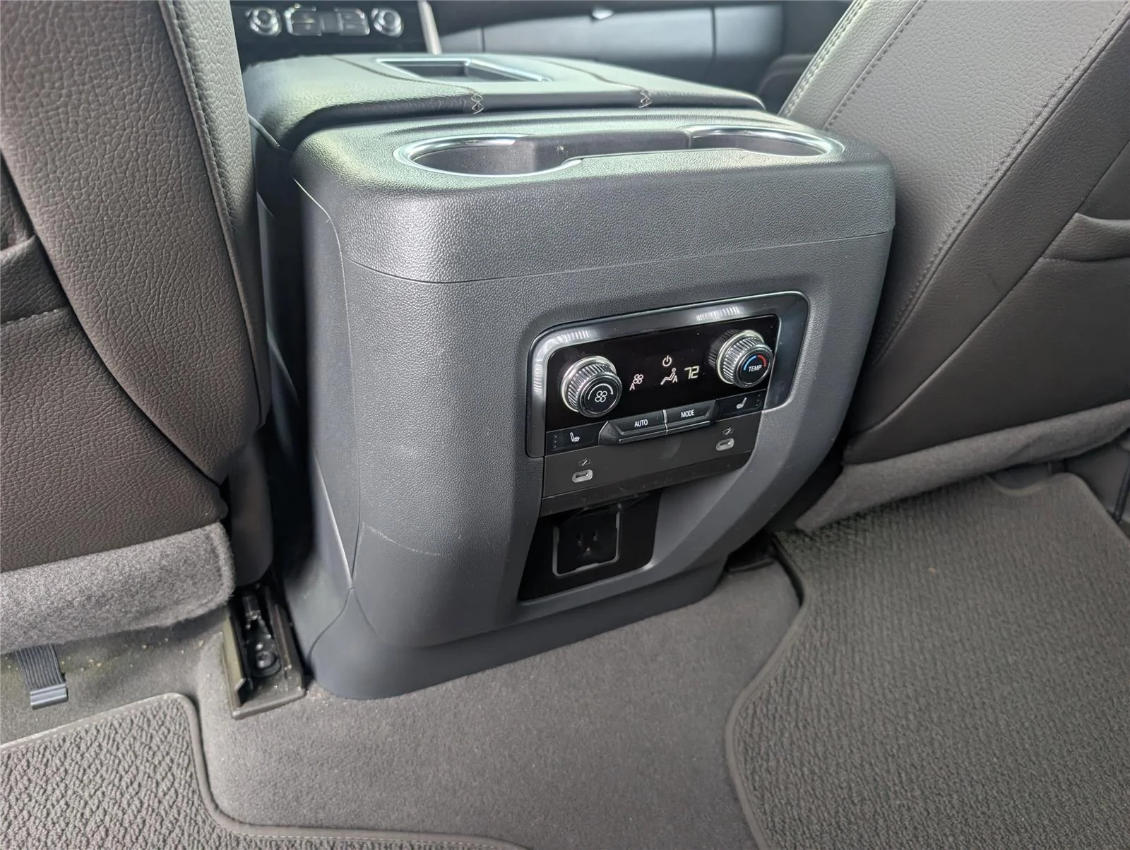 Used 2022 White Frost Tricoat GMC Denali image 12
